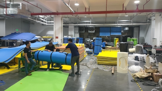 สายด่วนโรงงานน้ํา พลอย Pad 3 ชั้นหนา XPE ฟอง พลอย Mat สระว่ายน้ํา ทะเล