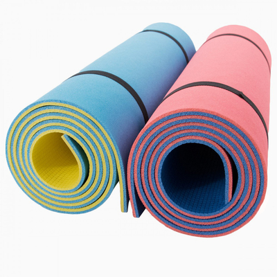 ขายปลีก วัสดุฟอง XPE ทนทาน น้ําหนักเบา Roll Sleeping Mat สําหรับแคมป์ สีที่กําหนดเอง